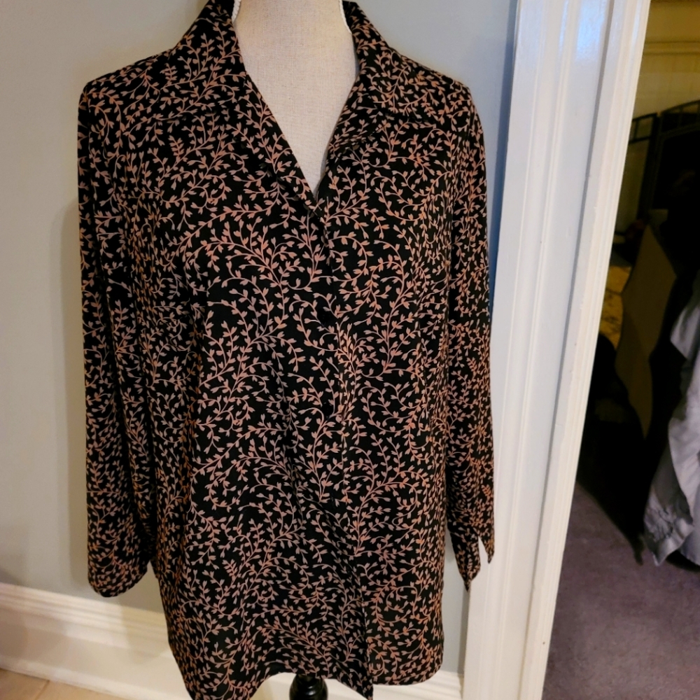 Soft dress blouse with flowery pattern